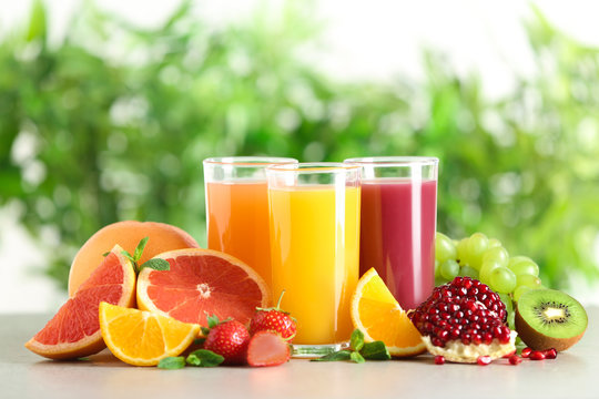 Fresh orange juice with sliced oranges
